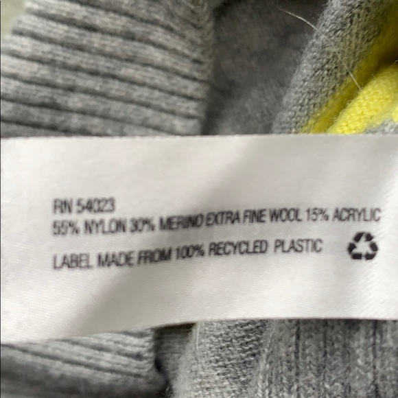 Gap Petite Med V-neck Lightweight Sweater 🦋 3/$25 - Picture 5 of 5